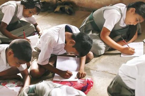 印度公益创新案例：旧纸箱化身为穷孩子的书桌和书包